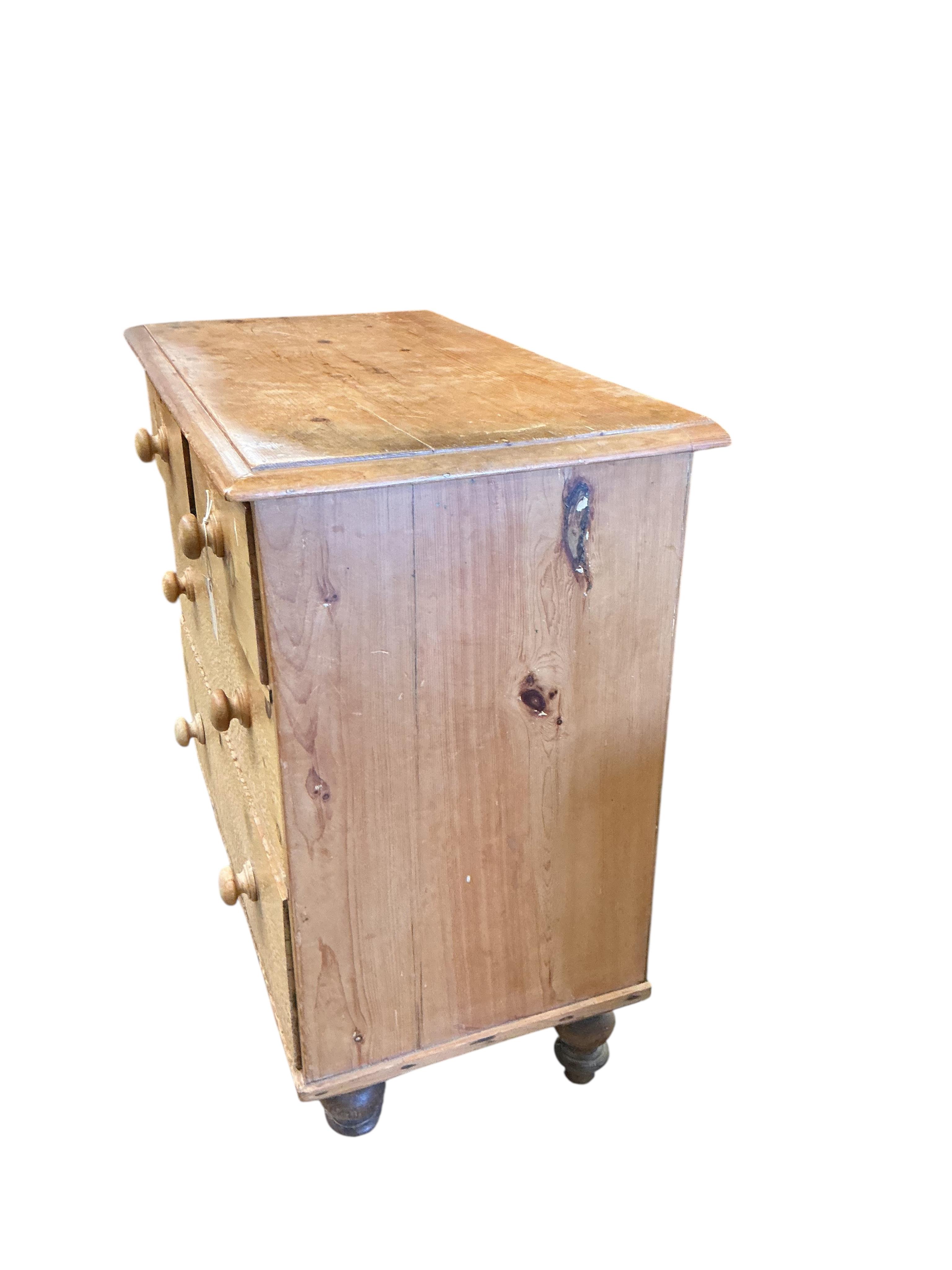 A small Victorian pine chest of drawers, width 86cm, depth 46cm, height 83cm
